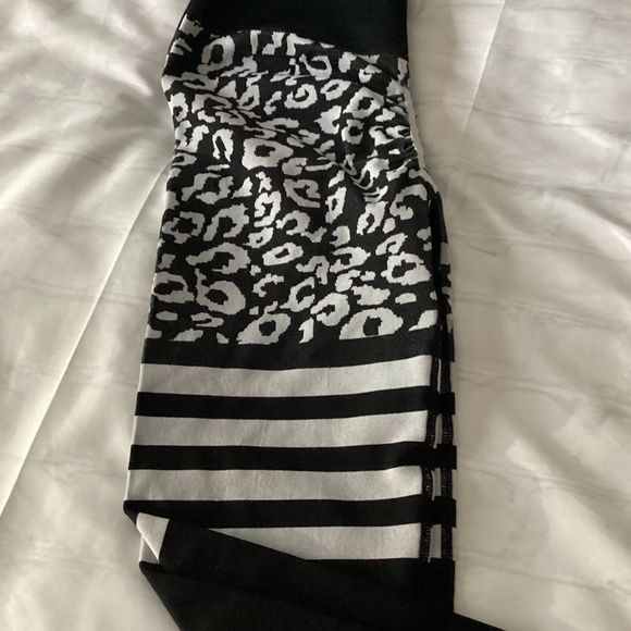 BUTT LIFTING LEGGINGS - Picture 2 of 8